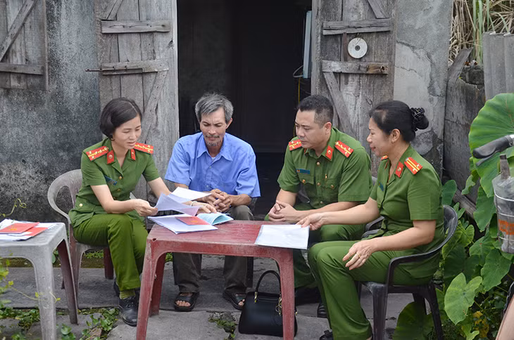 Công an TP Cẩm Phả tổ chức đến làm sổ hộ khẩu cho hộ nghèo phường Cẩm Sơn