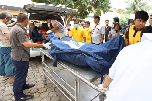 Các nạn nhân trong vụ cháy ở bắc Sumatra được đưa đến bệnh viện. Ảnh: Reuters.