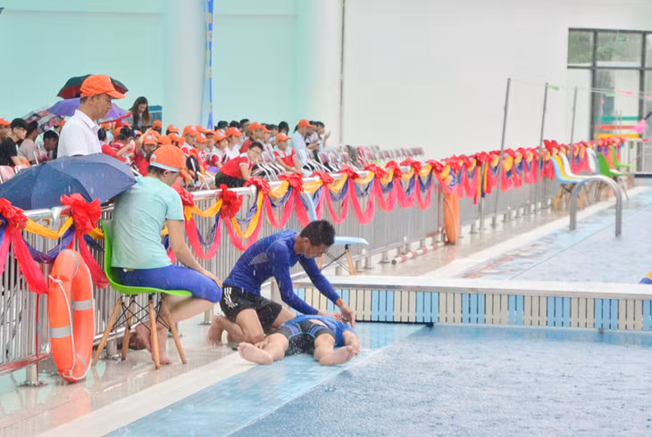 Thực hành, biểu diễn một số kỹ năng phòng chống đuối nước tại Lễ phát động.