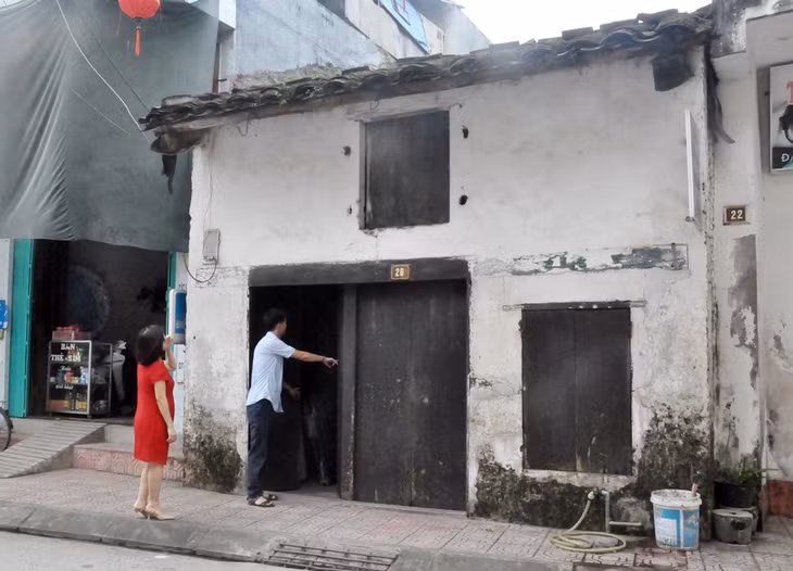những ngôi nhà cổ kính, xây bằng đá và gạch đen, mái ngói đất nung lợp theo kiểu âm dương nhuộm màu xưa cũ, đ