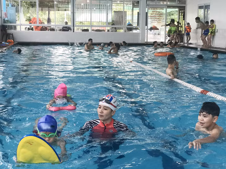 Bể bơi của HLV Nguyễn Duy Long được đầu tư rất hiện đại đã đáp ứng nhu cầu luyện tập môn bơi của người dân 