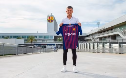  Van Beijnen gia nhập Barca.