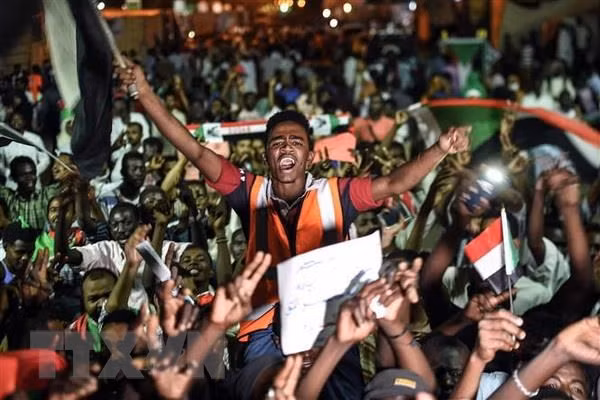 Người biểu tình tập trung tại thủ đô Khartoum, Sudan. (Nguồn: AFP/TTXVN)