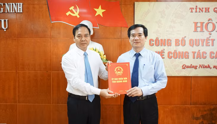 Trao quyết định