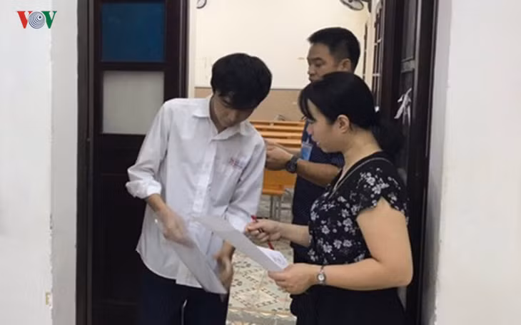 Thí sinh làm thủ tục vào phòng thi trong ngày đầu kỳ thi THPT Quốc gia 2019.