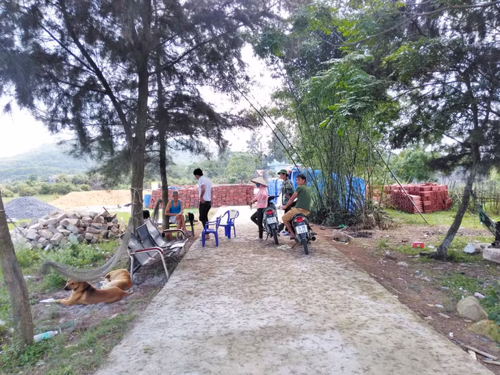 Mặc dù được địa phương làm cho tuyến đường bê tông đến tận cửa nhà nhưng khi con gái ông Lê Trung Hoa xây nhà mới trên nền ngôi nhà cũ thì bị đình chỉ vì xây dựng trái phép?