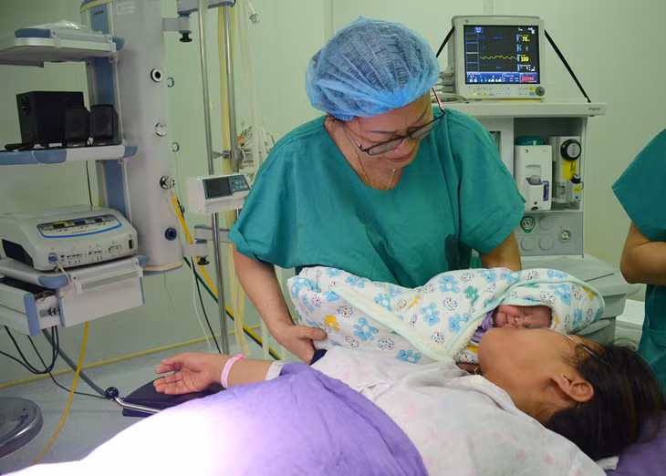 Đón những em bé ra đời khỏe mạnh là niềm hạnh phúc của gia đình và các y bác sĩ