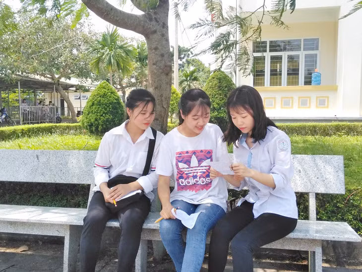 Thí sinh trao đổi kết thúc môn thi tại điểm thi THPT 