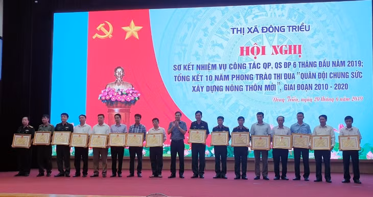 16 tập thể và 20 cá nhân có thành tích xuất sắc trong phong trào thi đua “Quân đội chung sức xây dựng NTM, giai đoạn 2010-2020” đã được UBND thị xã tuyên dương, khen thưởng.