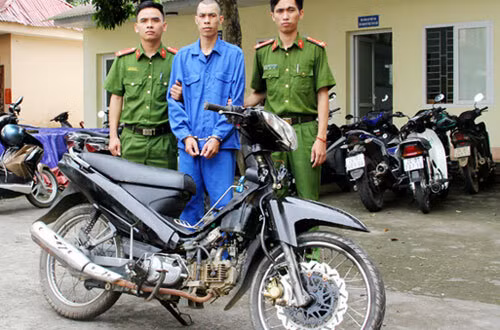 Dũng cùng chiếc xe gây án đã được sơn lại. Ảnh: Báo Lào Cai.