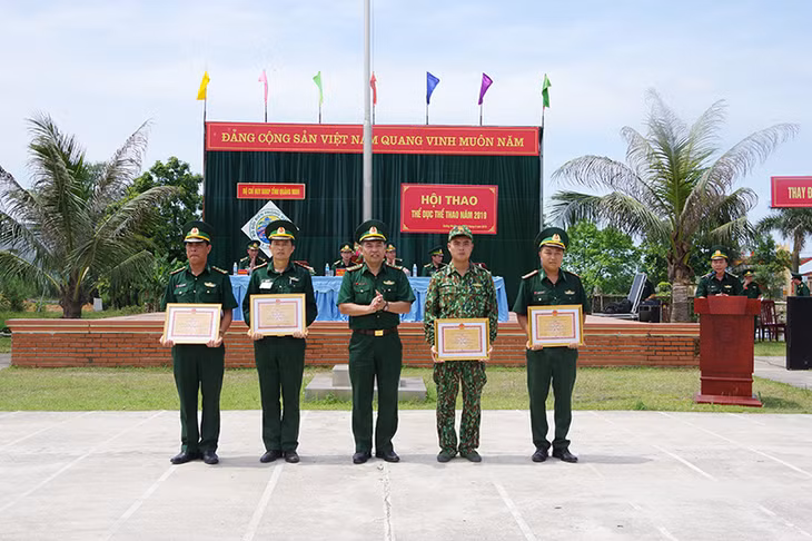 Các đồng chí lãnh đạo Bộ Chỉ huy BĐBP tỉnh trao