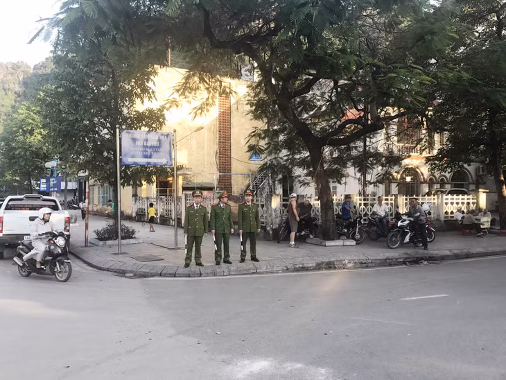 Vào các giờ cao điểm, Công an phường Hồng Gai đều tiến hành điều tiết giao thông để đảm bảo trật tự ATGT