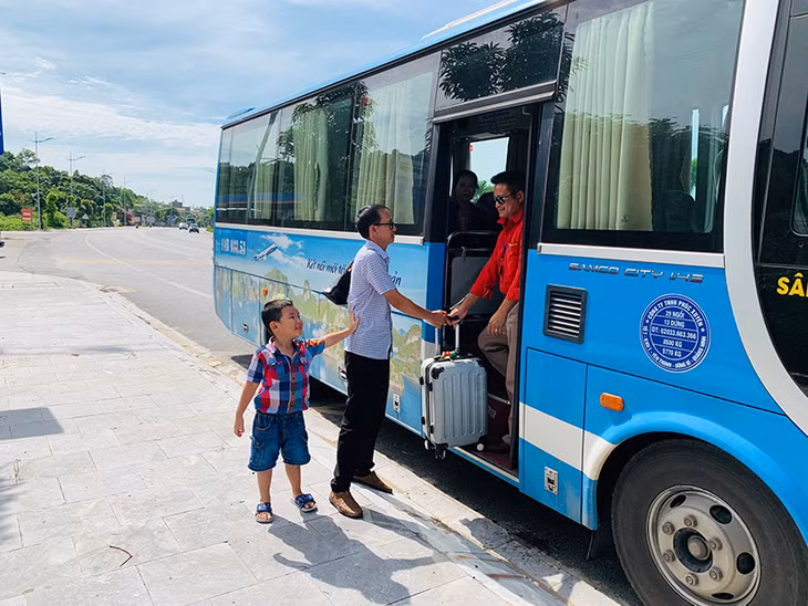 Xe buýt miễn phí sân bay Vân Đồn - Hạ Long đón khách ở điểm cây xăng dầu Hà Khấu số 58. 