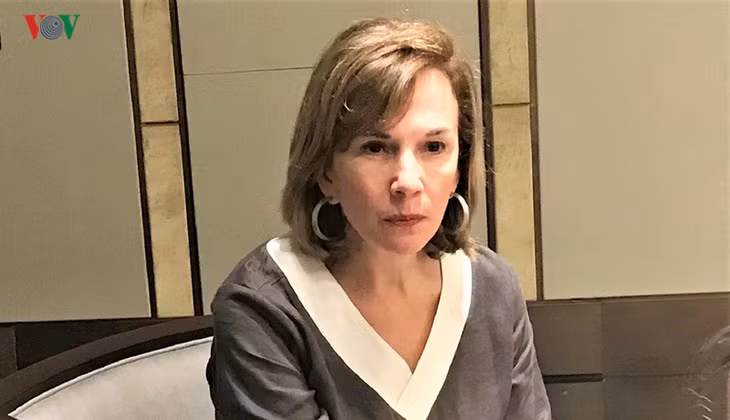 Bà Virginia B.Foote Đồng Chủ tịch Liên minh Diễn đàn Doanh nghiệp Việt Nam, Chủ tịch Phòng Thương mại Hoa Kỳ tại Việt Nam trao đổi với báo chí chiều 25/6.