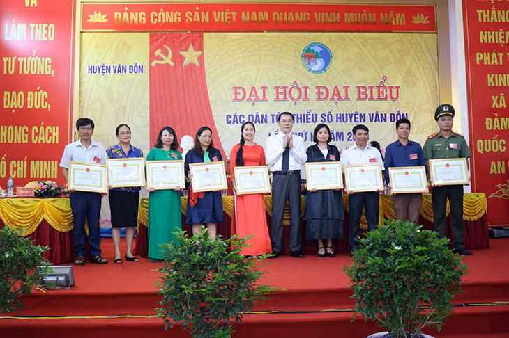 Các tập thể đạt thành tích xuất sắc trong thực hiện công tác dân tộc được Chủ tịch UBND huyện Vân Đồn khen thưởng