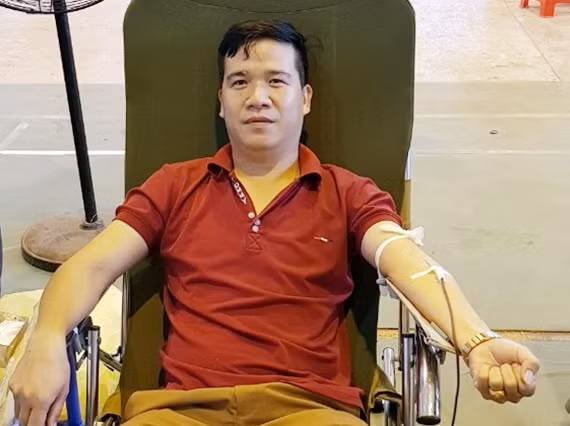 Đoàn Thanh Tú, Đội phó Quản lý chợ 2, Ban Quản lý chợ TP Móng Cái tham gia hiến máu tình nguyện.