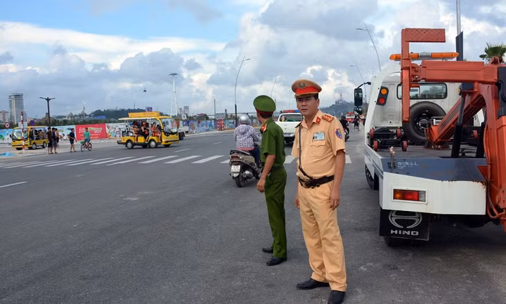 Công an TP Hạ Long làm TTGT và trật tự đô thị tại đương bao biển Bãi Cháy.