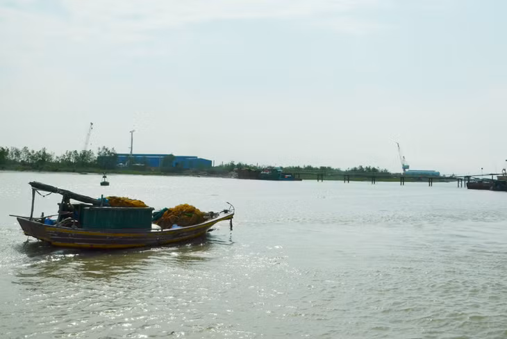 "Bạch Đằng giang là sông cửa ải...".