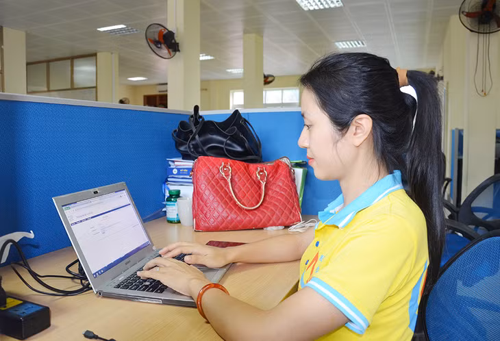 Nhà báo Thu Phương, phòng Thời sự, Trung tâm Truyền thông tỉnh dựng tin trên phần mềm điện tử.