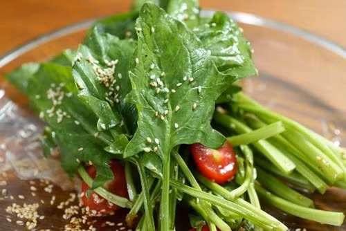 Rau bina rất giàu vitamin, kali, canxi, phốt pho và magiê, giúp giảm kích thích tố căng thẳng trong cơ thể.Thực phẩm giúp giảm stress
