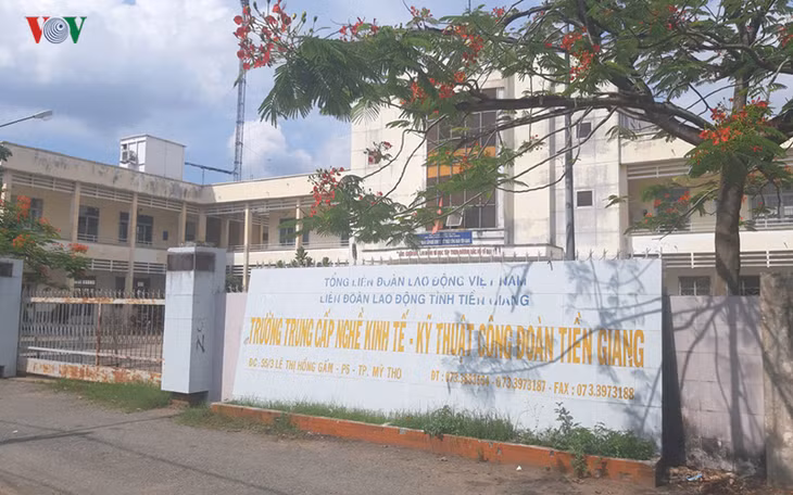 Thanh là nhân viên văn thư của Trường Trung cấp kinh tế kỹ thuật Công đoàn Tiền Giang.