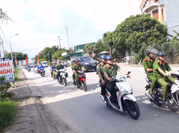 Các lực lượng xuống đường tuyên tuyền về tác hại của ma túy.