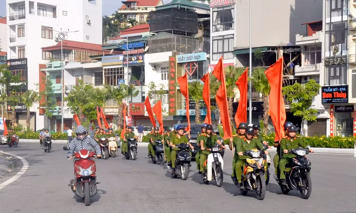 Các lực lượng xuống đường diễu hành hưởng ứng Tháng hành động phòng chống ma tuý.