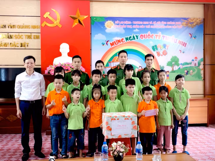 Tuổi trẻ Công an tỉnh có nhiều hoạt động thiết thực, ý nghĩa dành cho trẻ em có hoàn cảnh đặc biệt (Ảnh: ĐTN Công an tỉnh)