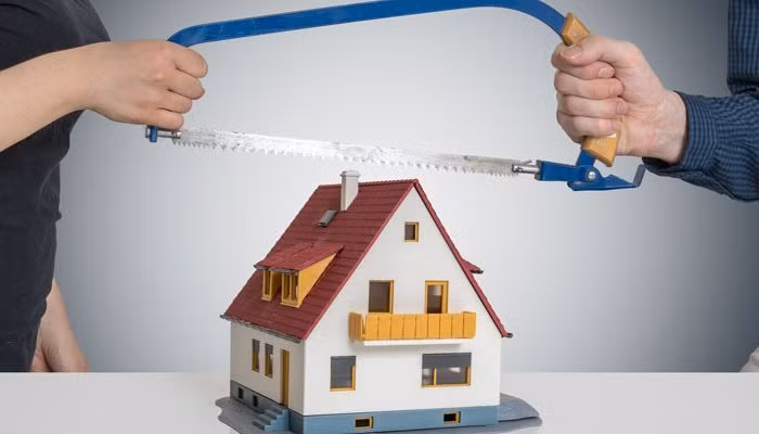 Cho vợ đứng tên tài sản riêng, ly hôn đòi không được, chia đôi thì tiếc.