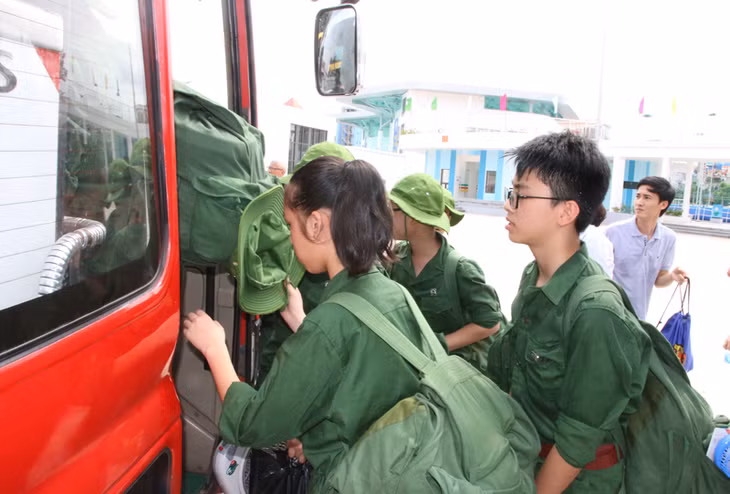 Các em học sinh tham gia chương trình “Học hè quân đội” khóa I xuất quân. Ảnh: Nguyễn Dung