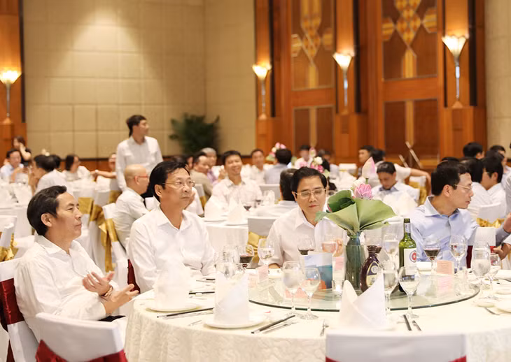Các đại biểu tham dự buổi gặp mặt tri ân các nhà báo nhân ngày 21/6