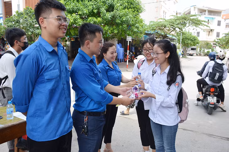 Thí sinh được hỗ trợ nước uống từ lực lượng thanh niên tình nguyện