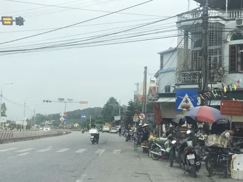 Chợ Đại Yên (phường Đại Yên) họp lấn chiếm hành lang ATGT từ nhiều năm nay nhưng không được xử lý dứt điểm tiềm ẩn nguy cơ mất ATGT cao 