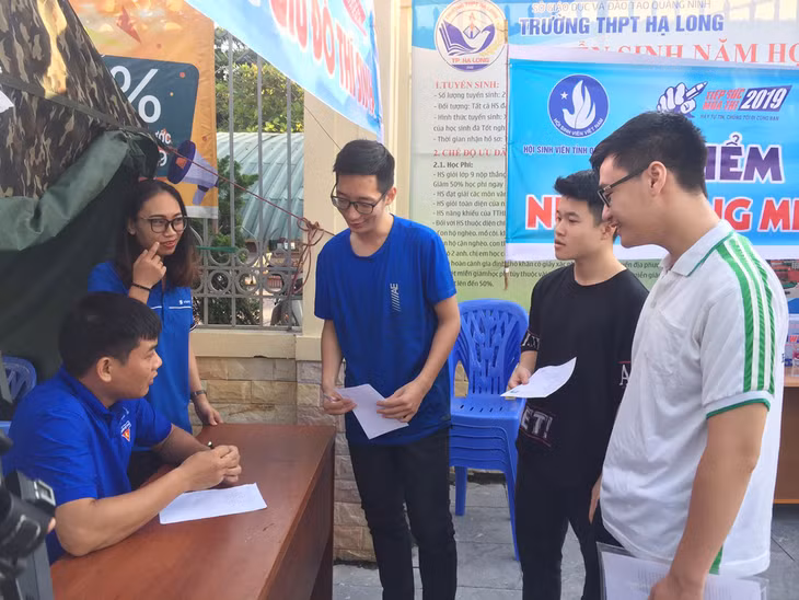 Lực lượng ĐVTN hỗ trợ trông giữ đồ cho thí sinh tại điểm thi Trường THPT Hòn Gai (TP Hạ Long).
