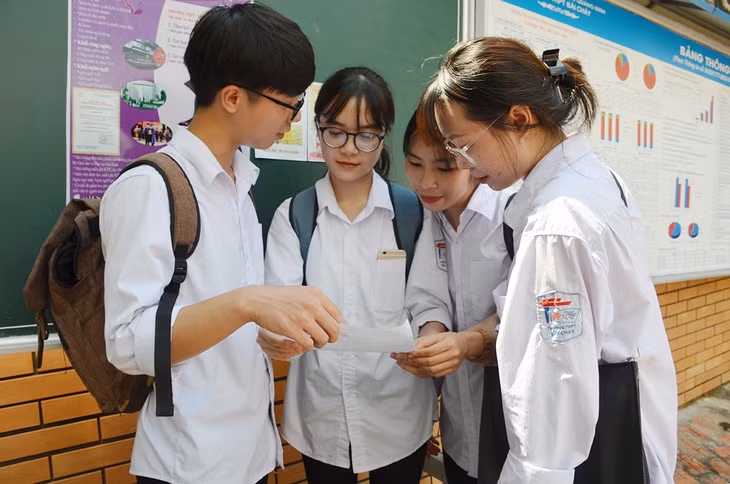Thí sinh trao đổi kết thúc môn thi toán