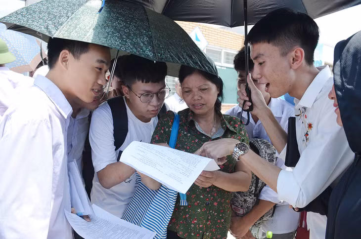 rao đổi về đáp án để tự đánh giá phần làm bài của mình.