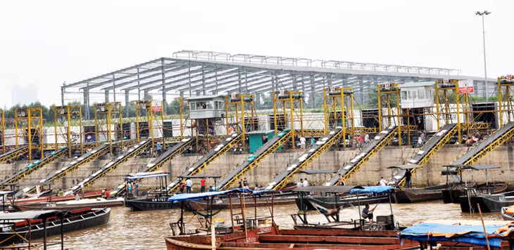 Bốc xếp hàng hoá tại Cảng ICD Thành Đạt, Km3+4.