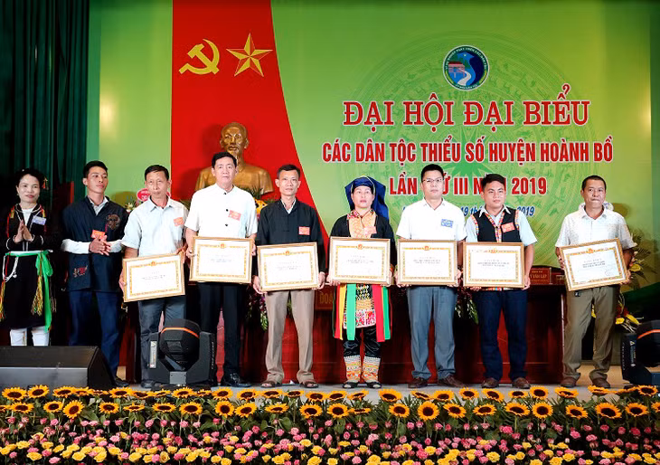Lãnh đạo Ban Dân tộc tỉnh trao Giấy khen cho các tập thể và cá nhân có thành tích xuất sắc.