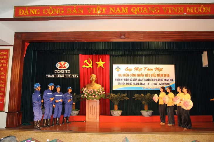 ... văn hóa, văn nghệ luôn được tổ chức, tạo sân chơi cho cán bộ, công nhân viên sau những giờ làm việc.