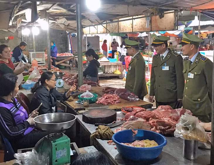 Tăng cường tuyên truyền, kiểm soát chặt các biện pháp phòng chống dịch lợn Châu Phi dến các hộ kinh doanh tại địa phương.