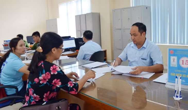 Cán bộ BHXH giải quyết thủ tục hành chính liên quan chính sách BHXH, BHYT, BHTN cho người dân tại Trung tâm HCC TP Móng Cái.