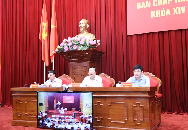 Các đồng chí Thường trực Tỉnh uỷ nghe các sở, ngành, địa phương tham gia ý kiến tại hội nghị.