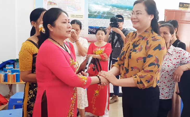 Chị em phụ nữ Việt Nam lấy chồng Trung Quốc khu vực thị trấn Hoa Khê, TP Đông Hưng xúc động bắt tay đoàn đại biểu Hội Liên hiệp phụ nữ tỉnh Quảng Ninh.