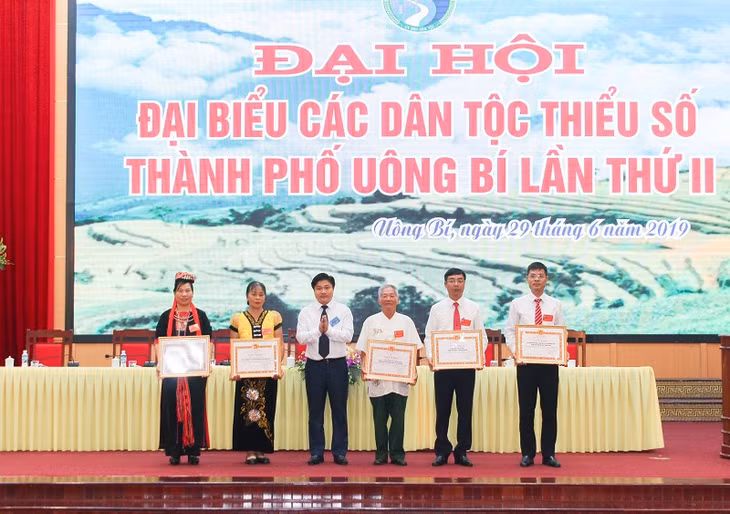 Ảnh 3- Lãnh đạo Ban Dân tộc tỉnh trao Giấy khen cho các tập thể và cá nhân có thành tích xuất sắc trong công tác dân tộc và chính sách dân tộc thành phố. (Ảnh: Huyền Trang)