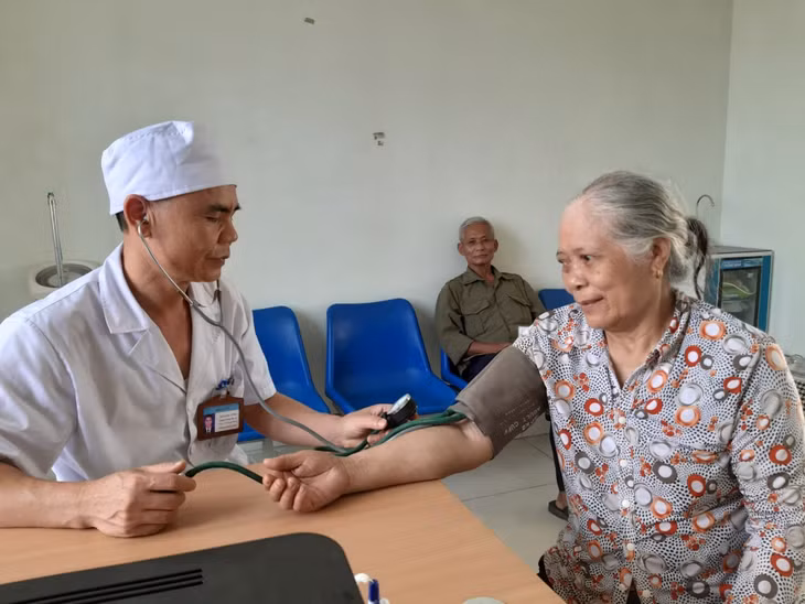 bà Lê Thị Nhi (SN 1954, ở thôn Bến Triều, xã Hồng Phong, TX Đông Triều) đều đặn đến khám, lĩnh thuốc huyết áp hằng tháng tại Trạm y tế xã Hồng Phong