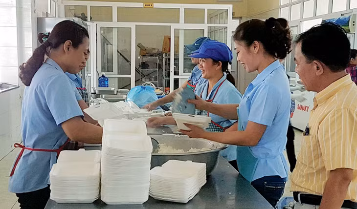 Chuẩn bị cơm công nghiệp để đưa xuống mỏ cho thợ lò ở Công ty Than Mạo Khê.