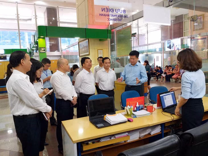 Lãnh đạo Trung tâm Phục vụ Hành chính công tỉnh giới thiệu mô hình hoạt động với đoàn khảo sát
