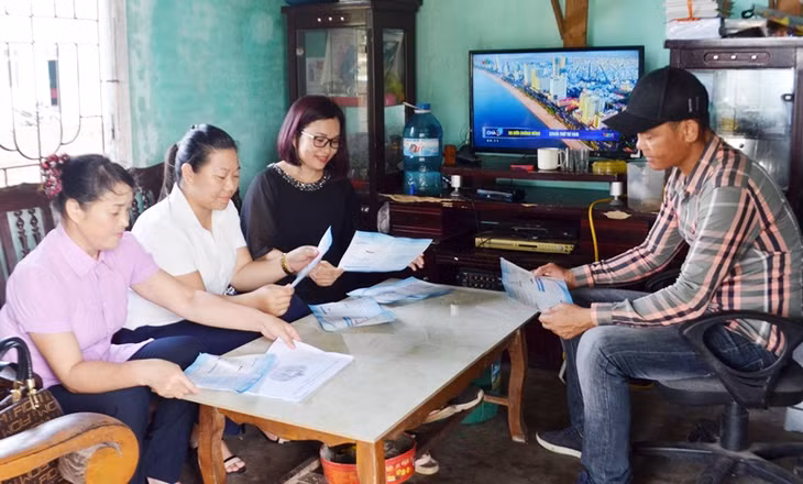 Lãnh đạo BHXH cùng địa phương tham gia tuyên truyền vận động BHXH tự nguyện đến hộ gia đình người dân để tham gia chinh sách BHXH tự nguyện.