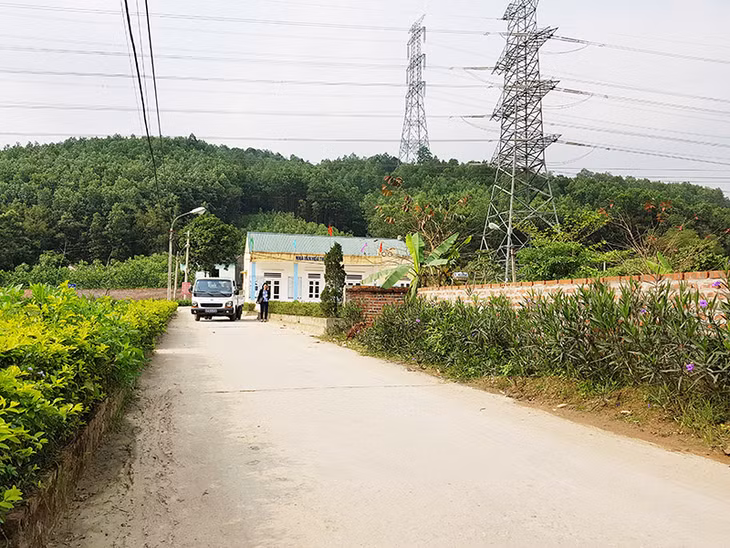 Đường giao thông nông thôn xã Dương Huy (TP Cẩm Phả) được đầu tư mở rộng từ chương trình xây dựng nông thôn mới.
