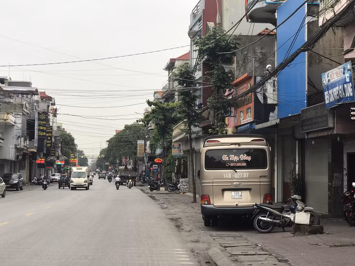 Tuy nhiên ý thức chấp hành Luật giao thông của một bộ phận người dân vẫn còn rất kém khi đỗ xe lấn chiếm vỉa hè. 